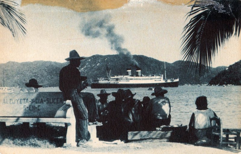 Entrada al puerto de un buque proveniente del Canal de Panamá