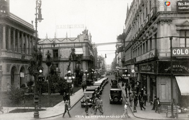 Ave Madero y Casa de los Azulejos