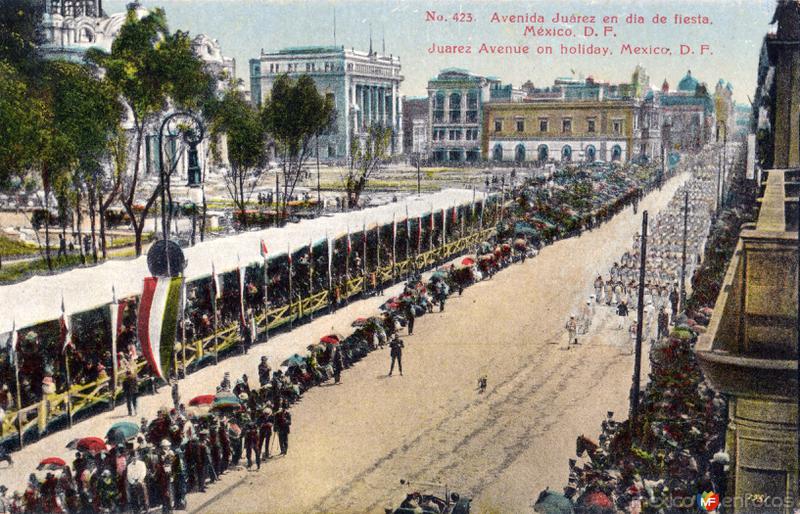 Desfile del primer centenario de la Independencia, sobre la Ave. Juárez