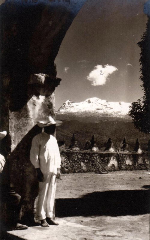 Indígena viendo hacia el volcán Iztaccíhuatl en Amecameca