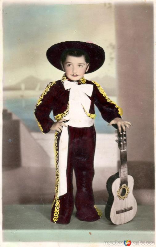 Niño vestido de charro con guitarra