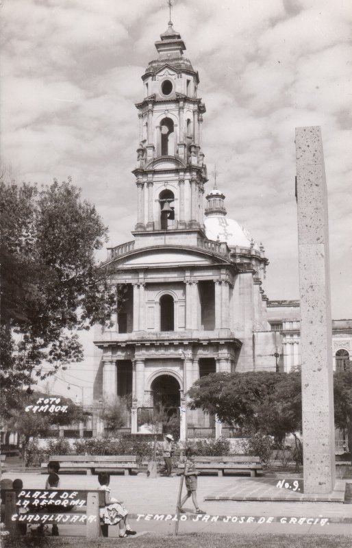 Templo de San José de Gracia frente a la Palza de la Reforma
