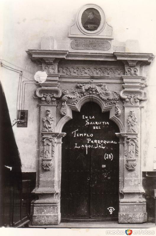 En la sacristía del Templo Parroquial