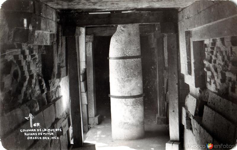 Columnas de La Muerte. Ruinas de Mitla