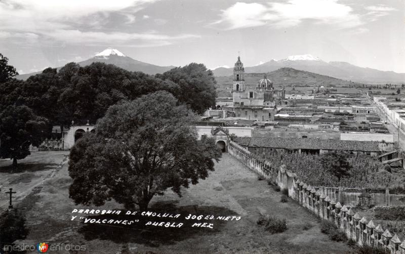 Parroqui de Cholula y volcanes al fondo