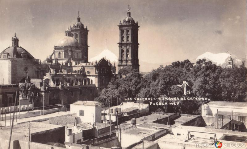 Los Volcanes a través de Catedral