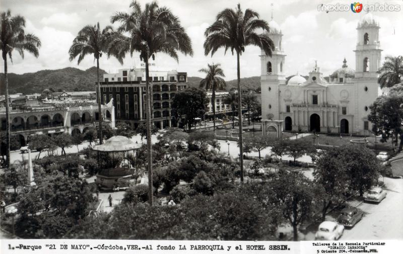 Parque 21 de Mayo. Al fondo La Parroquia y el Hotel Sesin