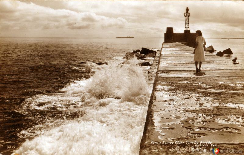 Faro y Rompeolas. Concha Dorada