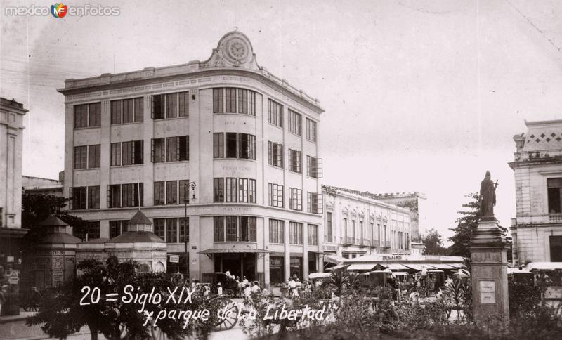 Edificio El Siglo XIX y Parque de la Libertad