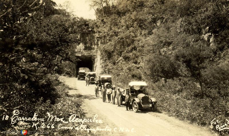 Carretera México - Acapulco. Carros de Transportes C. N. de C.