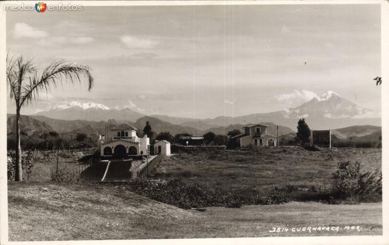 Vista rural con los volcanes