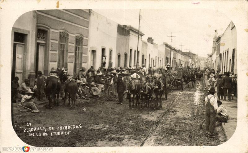 Cuadrilla de zapadores en Avenida Iturbide (lugar no identificado)