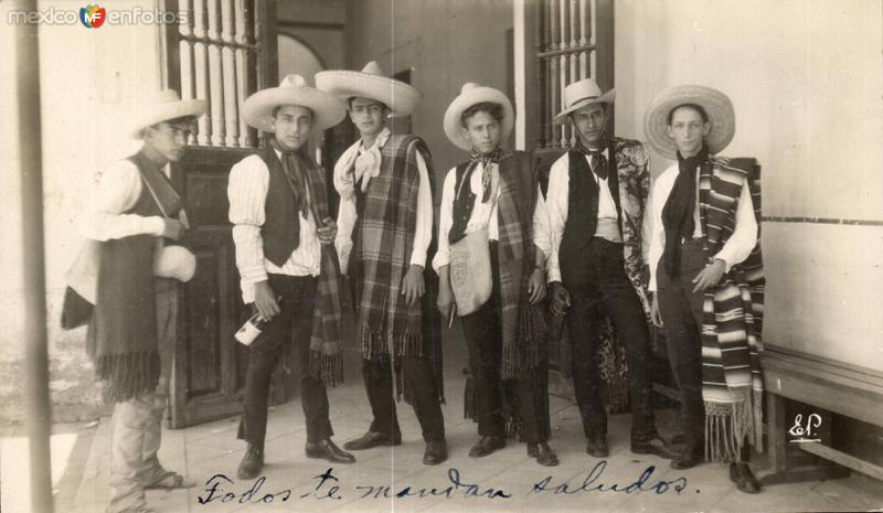 Jóvenes en traje de campesino