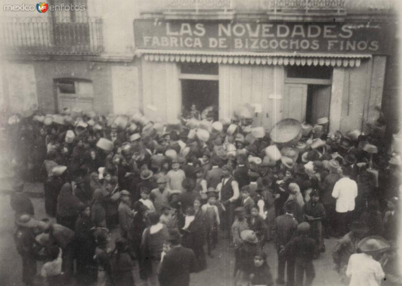 Gente frente a Las Novedades, fábrica de bizcochos finos