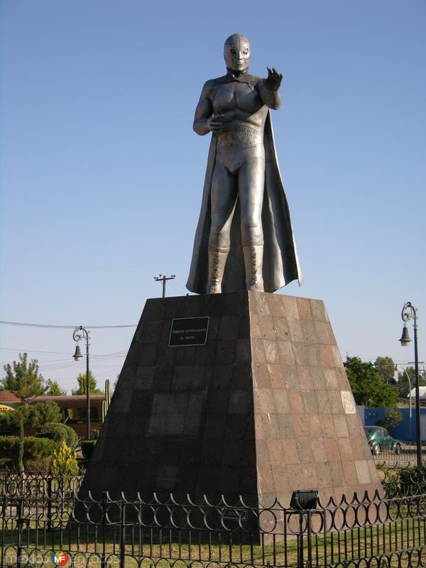 Monumento al Santo (El enmascarado de plata)