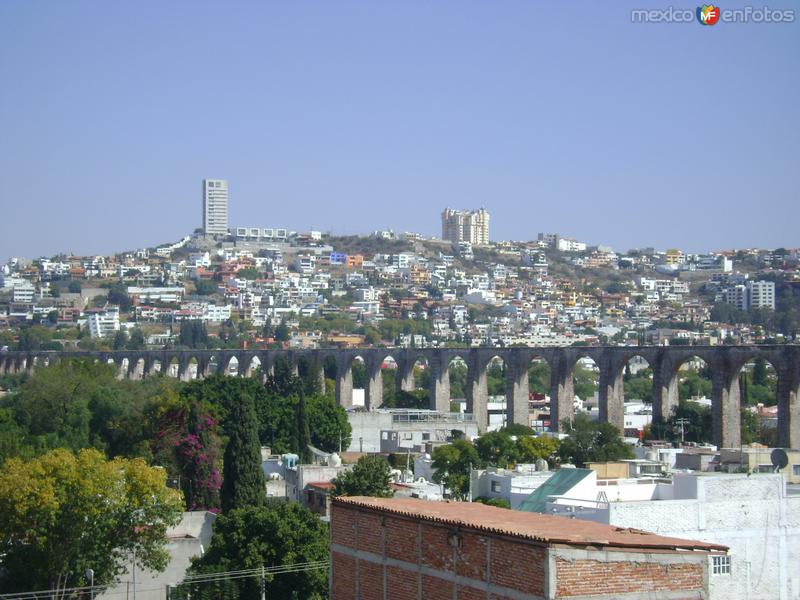 Edificios modernos y acueducto colonial. Santiago de Querétaro. 2011