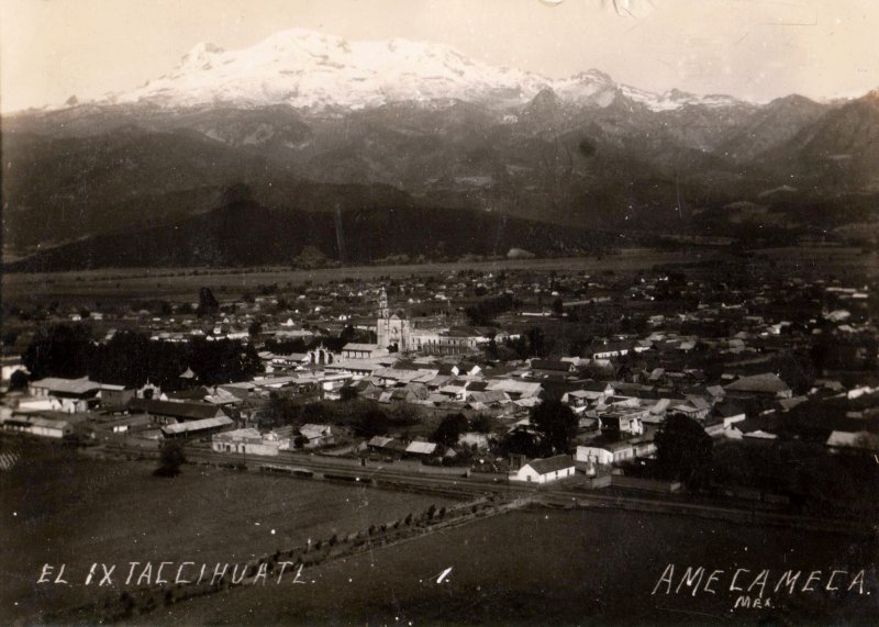 Vista de Amecameca y el Iztaccíhuatl