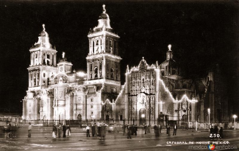 Vista nocturna de la Catedral de la Ciudad de México