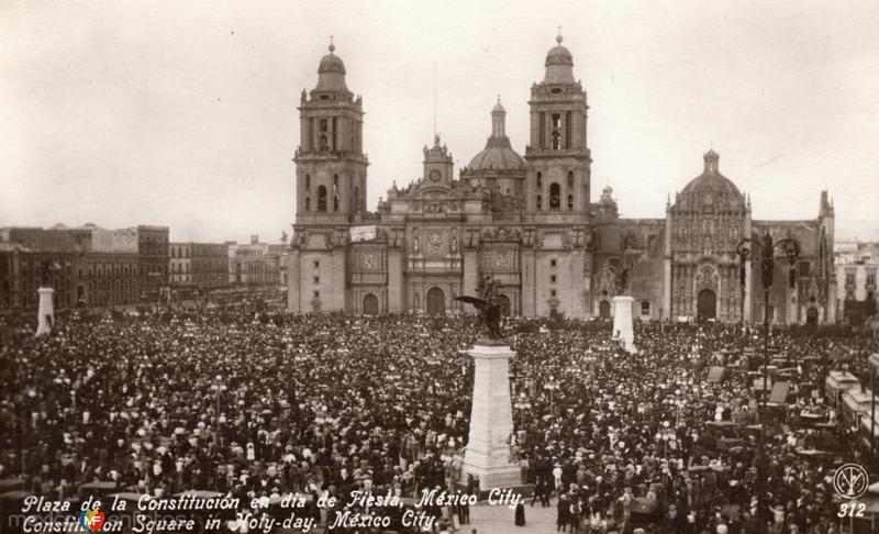 Plaza de la Constitución en un día de fiesta