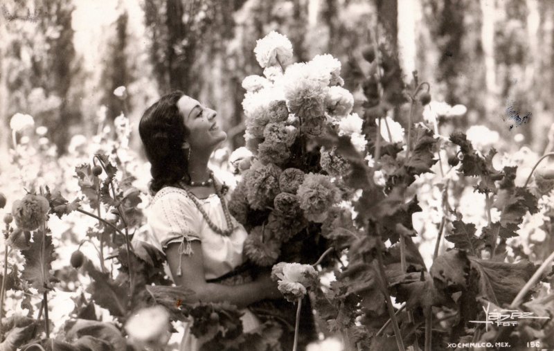 Mujer con flores en Xochimilco