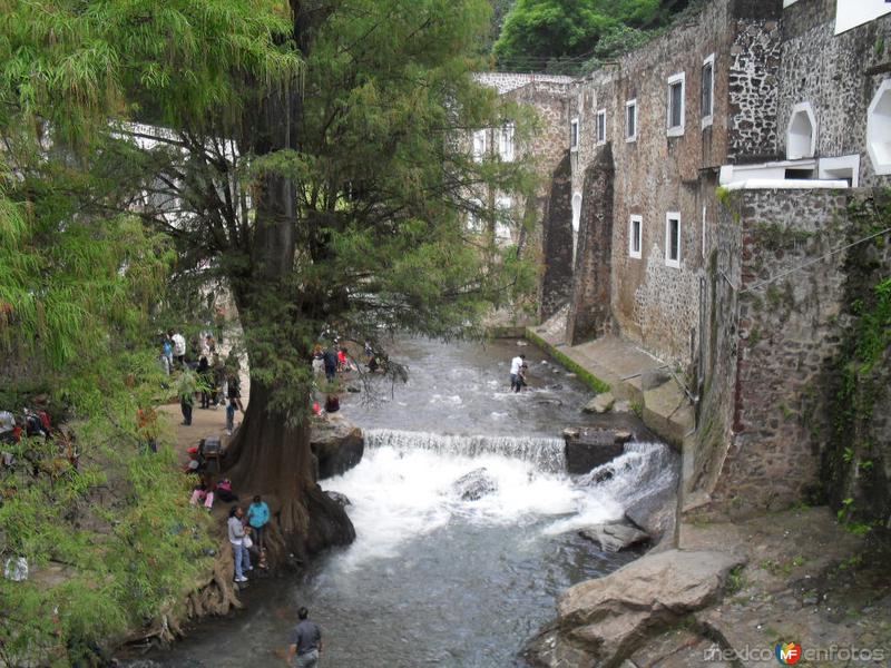 El rio a un costado de la iglesia