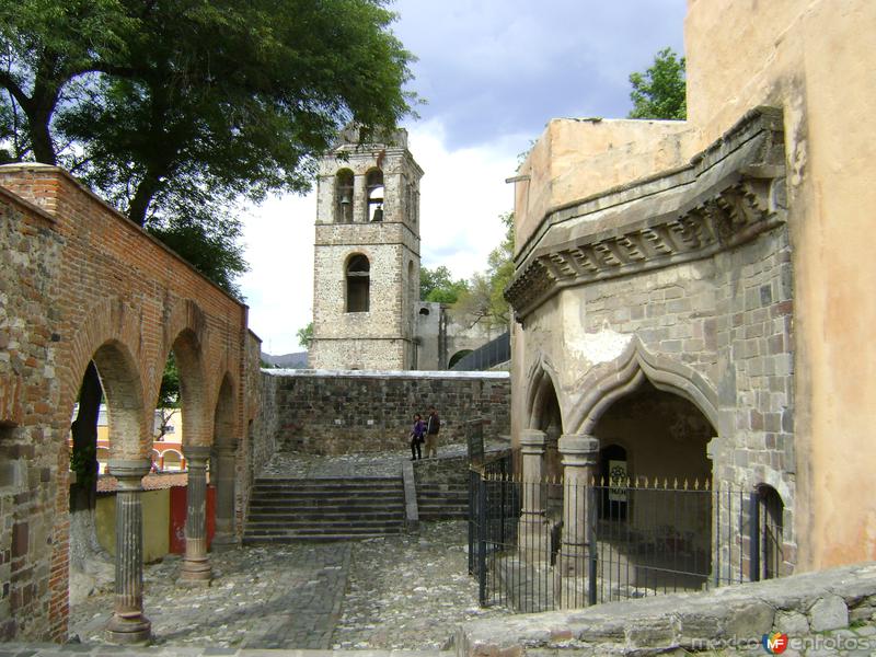 Capilla abierta y torre campanario (siglo XVI). Febrero/2012