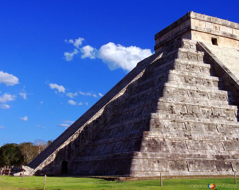 Kukulkán descendiendo en Chichén Itzá / Mayas 2012