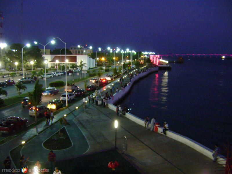 Vista nocturna del malecón de Cd. del Carmen