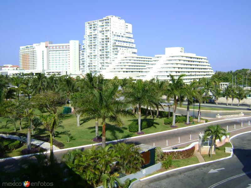 Zona Hotelera desde Plaza la Isla. Cancún Abril/2012