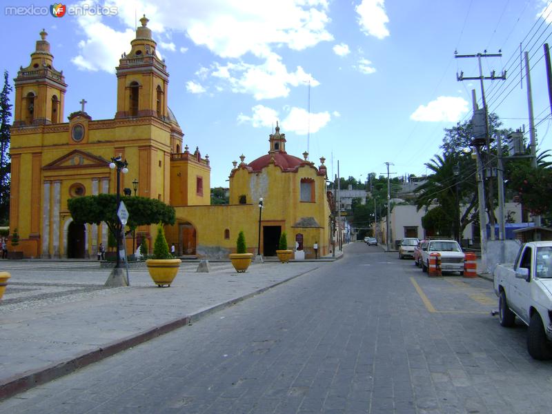 Templo de la Soledad y calles del centro de Cadereyta. Marzo/2012