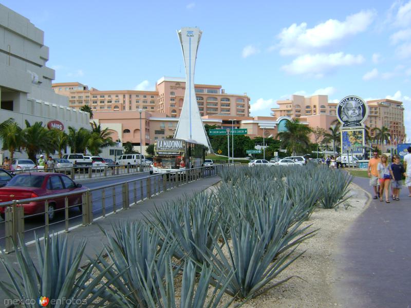 Blvd. Kukulcan en Punta Cancún. Abril/2012