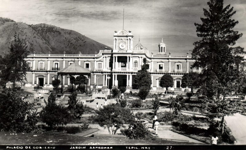 Jardín San Román y Palacio de Gobierno de Nayarit