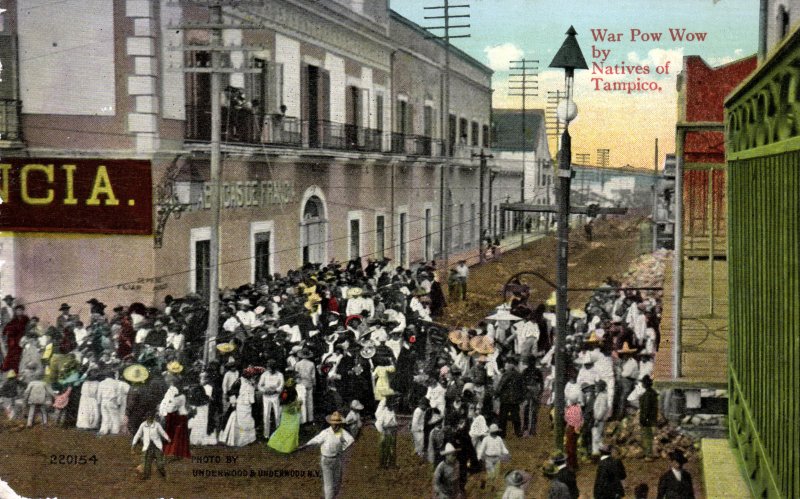 Asamblea popular de guerra en las calles de Tampico, a raíz de la invasión norteamericana en 1914