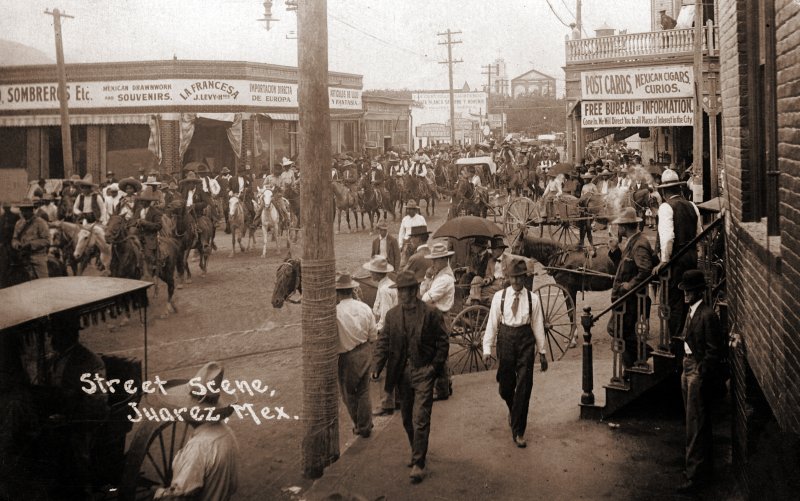 Escena durante una cabalgata revolucionaria, en la Avenida Vicente Guerrero
