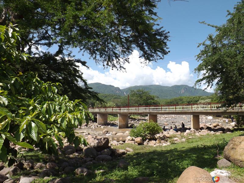 Puente sobre el arroyo Tepecoacuilco. Atetetla, Gro. Julio/2012