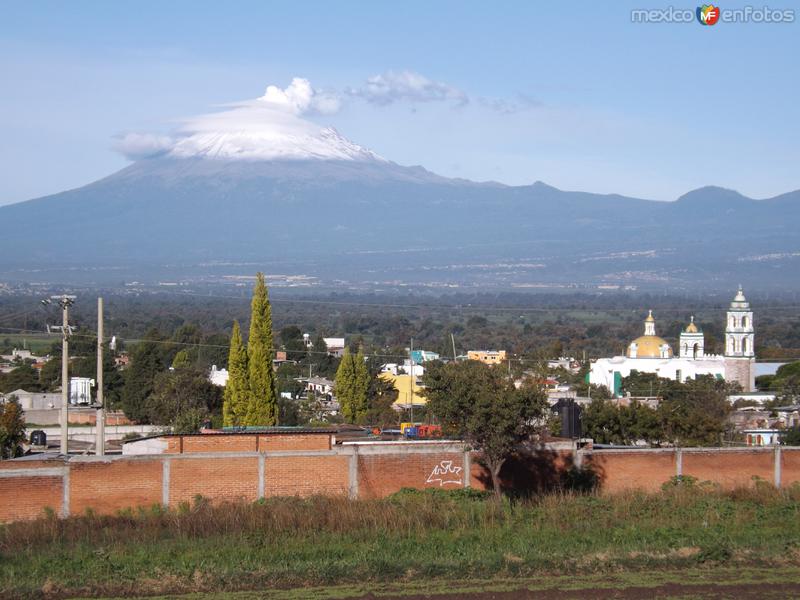 Parroquia de Huactzinco y el volcán Popocatépetl. Julio/2012