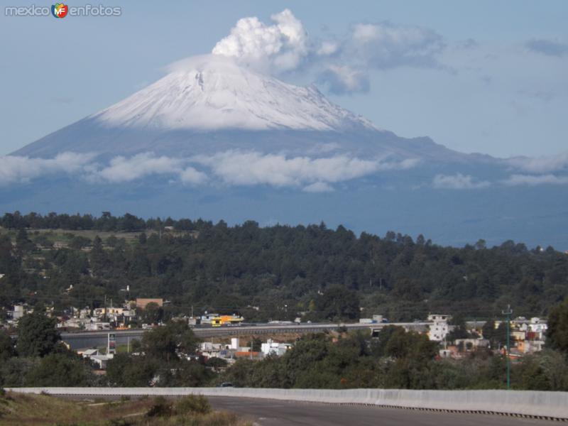 El Popocatépetl con fumarolas desde Acuitlapilco, Tlax. Julio/2012