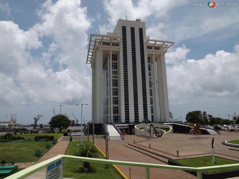 Torre de PEMEX en el Puerto de Veracruz. Julio/2012