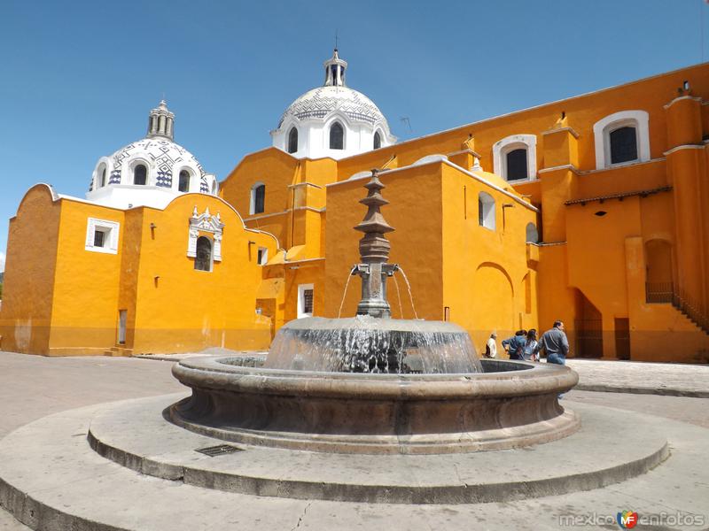 Fuente y cúpulas de la parroquis de San José. Tlaxcala. Septiembre/2012