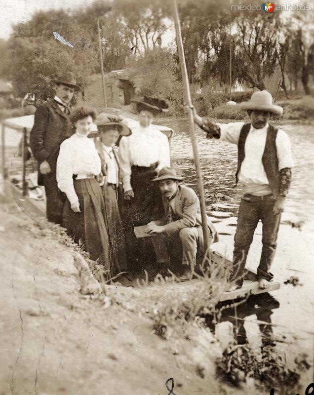 Paseantes en el Canal de la Viga