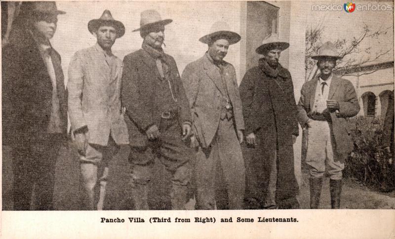El Gral. Francisco Villa y algunos de sus lugartenientes
