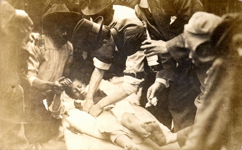 Médico realiza operación a un niño herido de bala en Veracruz (1914)