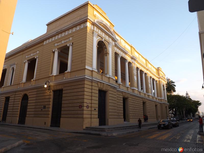 Teatro Peón Contreras y la calle 60. Abril/2013