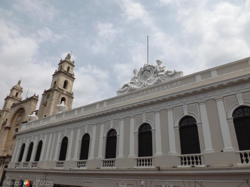 Edificios coloniales y la catedral de Mérida. Abril/2013