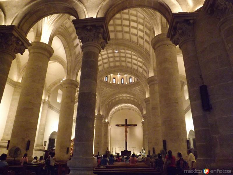 Interior de la catedral de Mérdia, Yucatán. Abril/2013