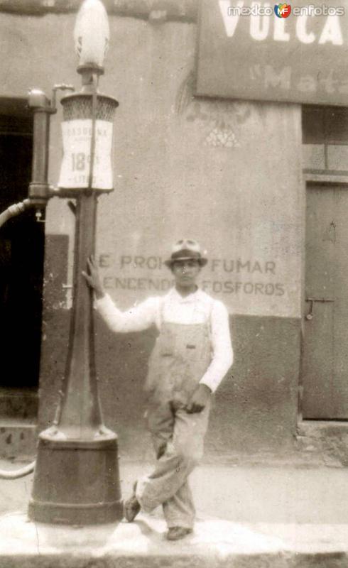 Joven con antigua bomba de gas