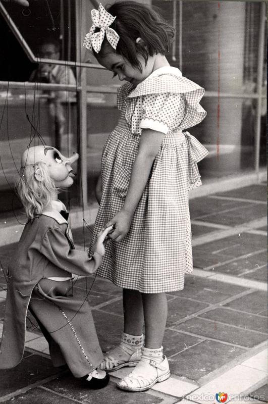 Niña con marioneta