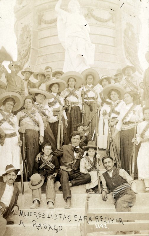 Gral. Rabago y mujeres revolucionarias en el monumento a Juárez