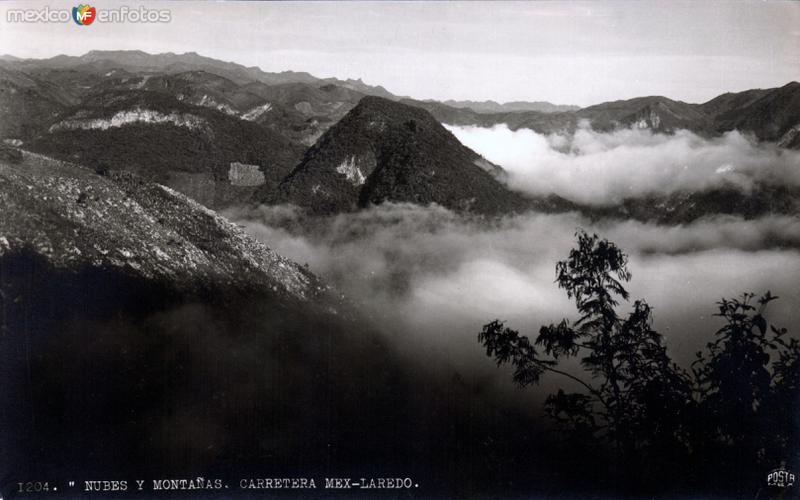 Paisaje de montañas en la Carretera México-Laredo