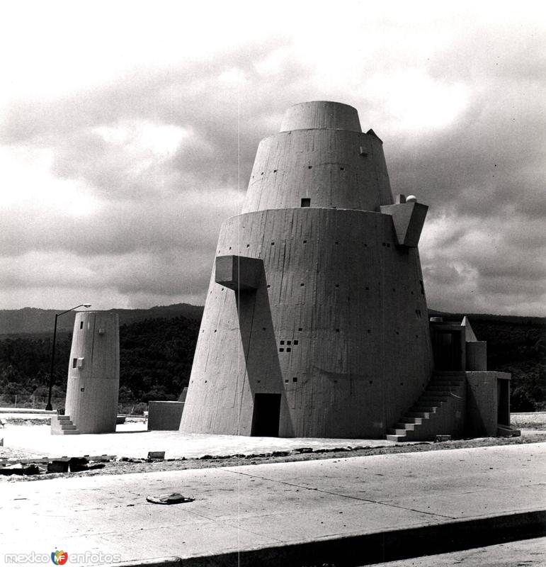 Monumento de Uruguay, en la Ruta de la Amistad (Periférico y Zacatépetl)